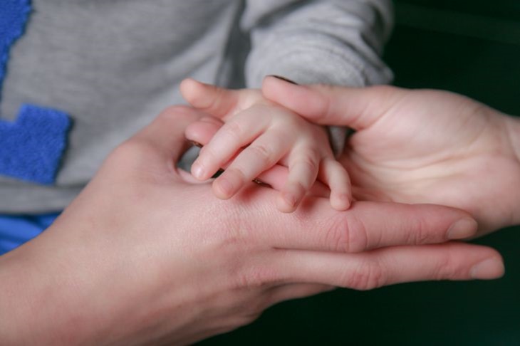 Seltsame Erziehungsmethoden: Kindermädchen in Moskau mit Geldstrafe belegt, weil sie ein Kind gebissen hat Hände