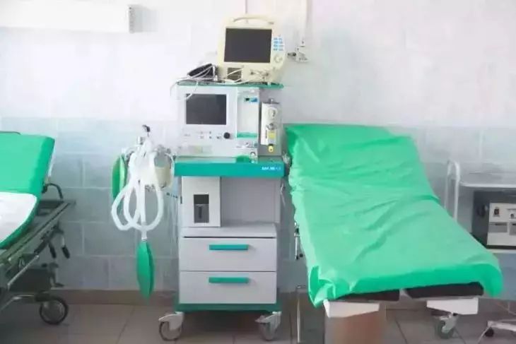 Eine Chinesin trennte ihren Mann von der Lebenserhaltung und rächte sich für seinen Verrat. Krankenhaus