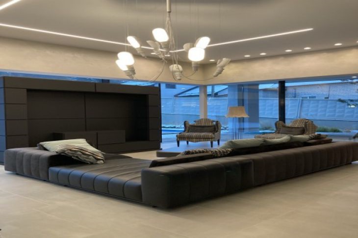 Wie man ein stilvolles Interieur im Minimalismus richtig baut: Der Designer erklärt Innere
