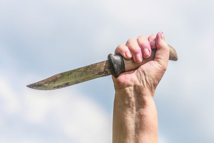 In Neu-Moskau griff eine Frau während eines Streits eine Ladenverkäuferin mit einem Messer an Hand, Messer