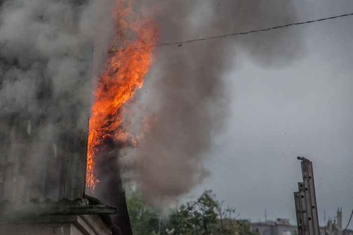 In Ufa fing nach einem Blitzeinschlag das Dach eines Privathauses Feuer Feuer, Rauch