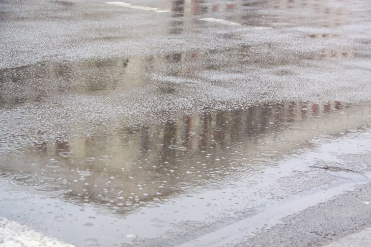 Am 4. August wird in der Region Moskau ein Gewitter mit starkem Wind erwartet Asphalt, Wasser