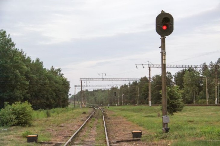 In St. Petersburg entgleist ein Güterzug am Bahnhof Bronka Schienen