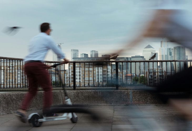 In Moskau kann die Geldstrafe für das gemeinsame Fahren eines Rollers deutlich erhöht werden Roller