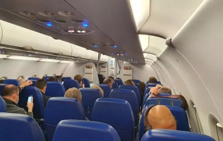 Eine Passagierin eines Flugzeugs, die in die Tropen flog, verfing sich im Sicherheitsgurt und brach sich das Bein. Flugzeug
