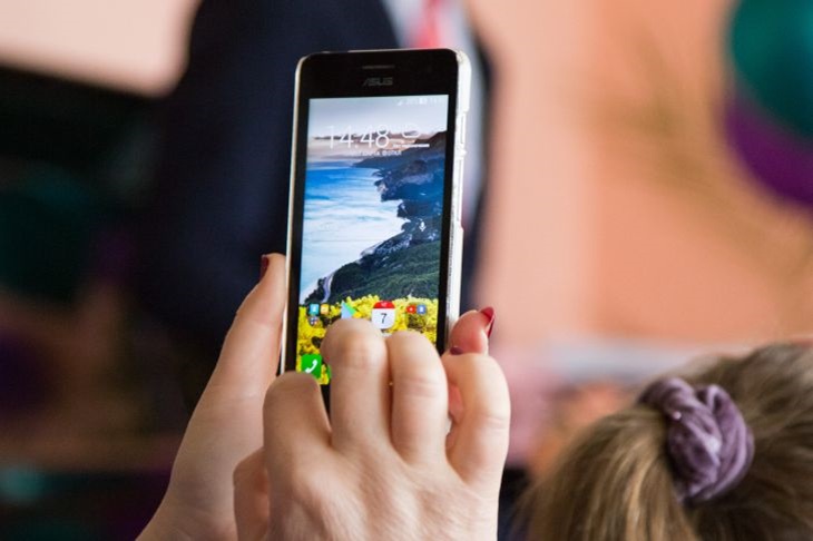Den Russen wurde von einem neuen Betrugsprogramm mit einem Preis für eine Stellungnahme erzählt Smartphone