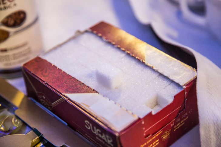 Der Kardiologe erklärte den Russen, welches Produkt aus ihrer Ernährung gestrichen werden sollte, um 1-2 Kilogramm abzunehmen Zucker
