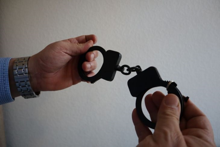 In der Nähe von Perm wurde ein Teenager festgenommen, der seine Mutter während eines Streits mit seinem Bruder tötete Handschellen