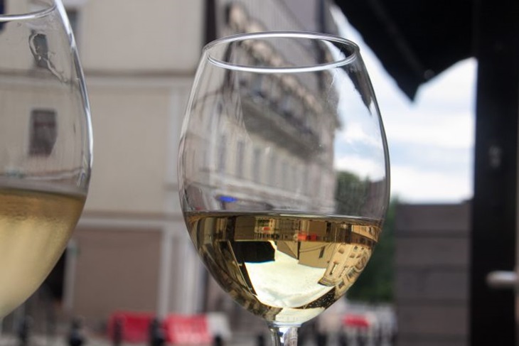 Die Behörden von St. Petersburg denken darüber nach, Alkohol stundenweise zu verkaufen Glas