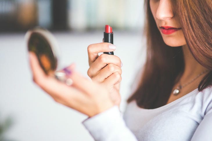 Anti-Aging-Make-up: Geheimnisse, die eine Frau 5 Jahre jünger machen junge Frau