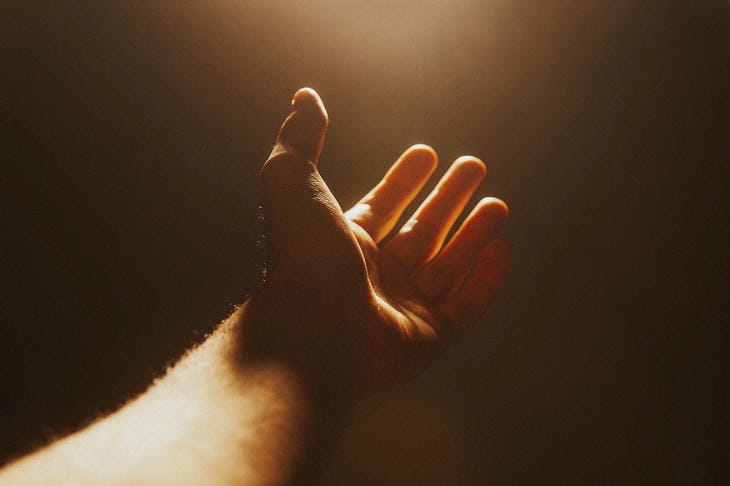 Laut Psychologie: 7 Momente im Leben, in denen es am besten ist, zu schweigen Hand