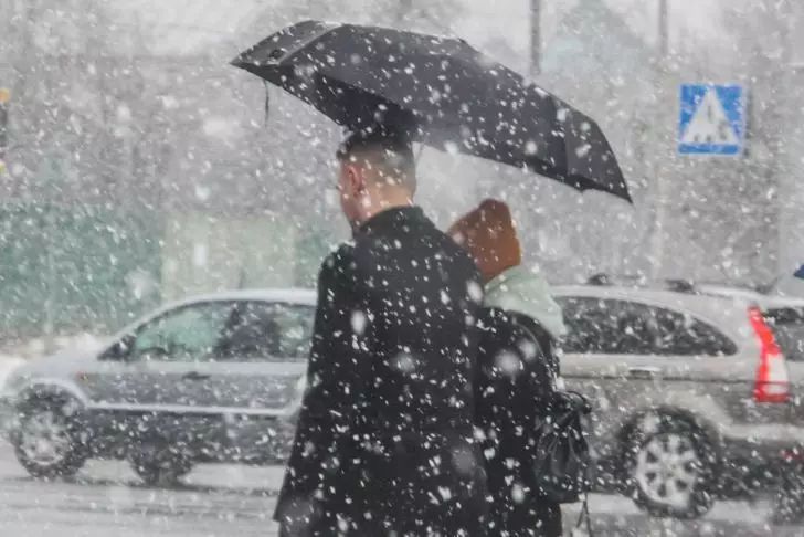 Unerwartetes schlechtes Wetter: Das Ministerium für Notsituationen hat eine Notfallwarnung für die Moskauer herausgegeben Schnee