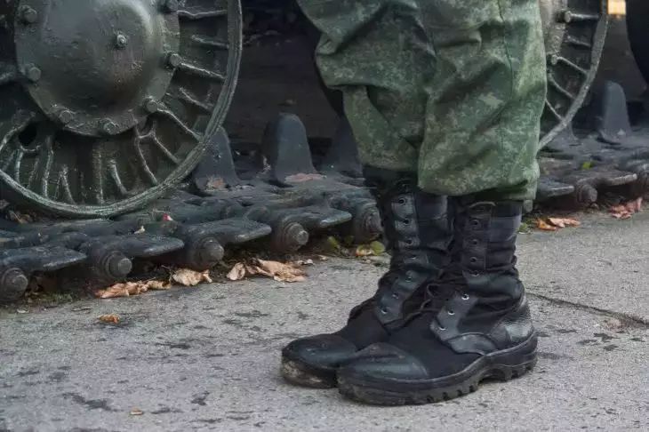 Zigeuner aus einem Dorf in der Region Leningrad wurden nach einem Vorfall mit der Verkehrspolizei vorgeladen Soldat