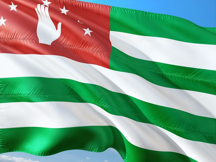 In Abchasien haben Verhandlungen zwischen Behörden und Opposition begonnen Flagge