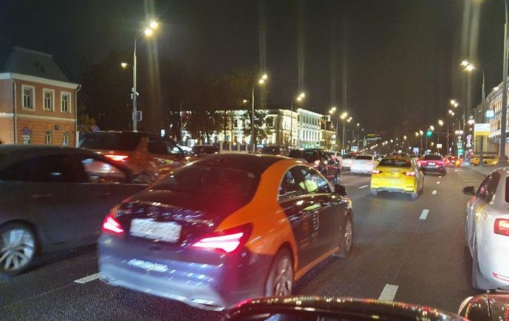 Bis Ende 2024 wird die russische Flagge auf Nummernschildern Pflicht Auto
