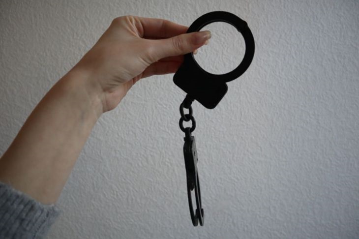 Einem unschuldigen Mann, der zehn Jahre im Gefängnis saß, werden 3,7 Milliarden Rubel gezahlt Handschellen