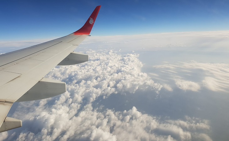 Rossiya Airlines äußerte sich zu dem Vorfall mit Flaschenwürfen auf die Flugbegleiterin Klang