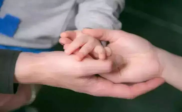 In den USA haben Häftlinge im Gefängnis durch die Beatmung ein Kind gezeugt Kind