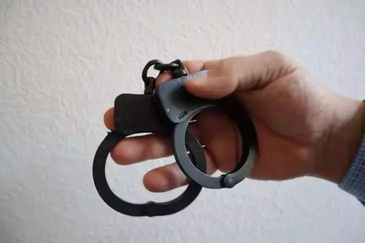 Im Zusammenhang mit einem Mordfall in der Region Leningrad wurde ein Russe aus Kolumbien ausgeliefert Handschellen