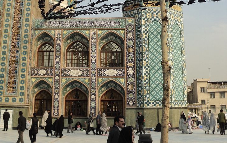 Im Iran zog sich ein Student auf der Straße aus, um gegen den Hijab zu protestieren. Iran