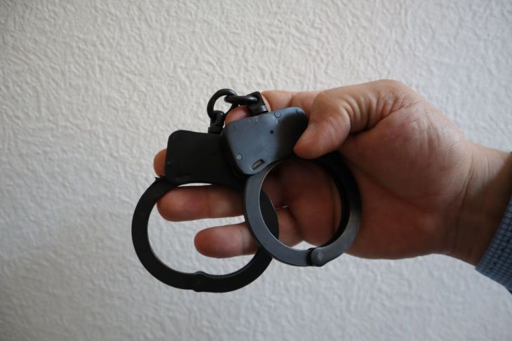 Ein unschuldiger Deutscher, der 13 Jahre wegen Mordes verbüßt hat, will eine Entschädigung fordern Handschellen