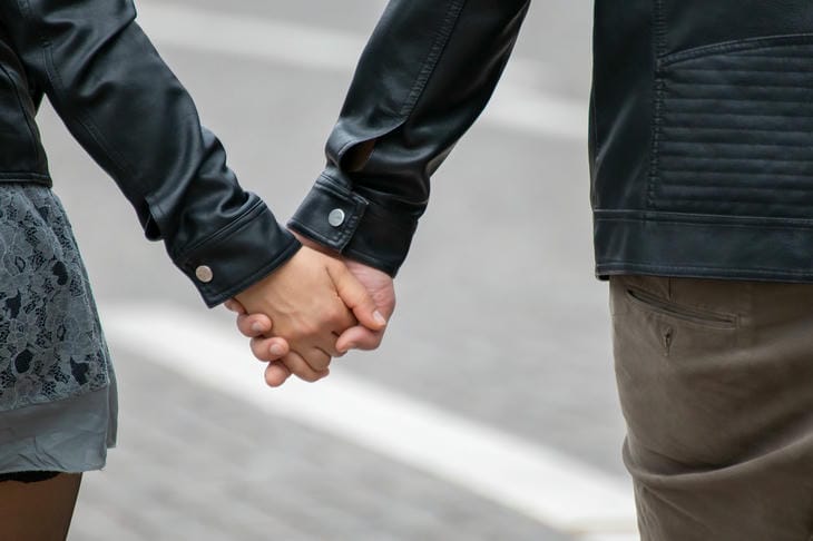 So erkennen Sie, dass Ihr Partner Sie ausnutzt: 5 Anzeichen Hände