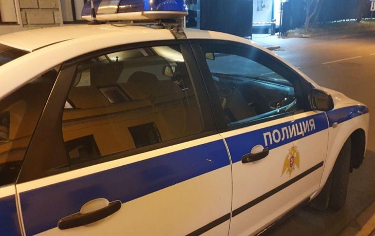 Ein Moskauer hat mit einem Molotowcocktail ein Polizeiauto in Brand gesteckt Die Polizei