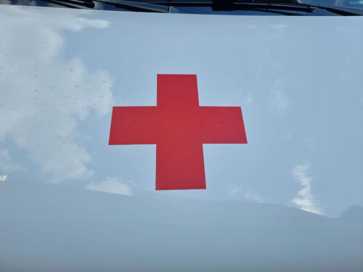Eine Frau lebte sieben Jahre lang mit einer 16-Zentimeter-Schere im Bauch und erfuhr durch Zufall davon Krankenwagen
