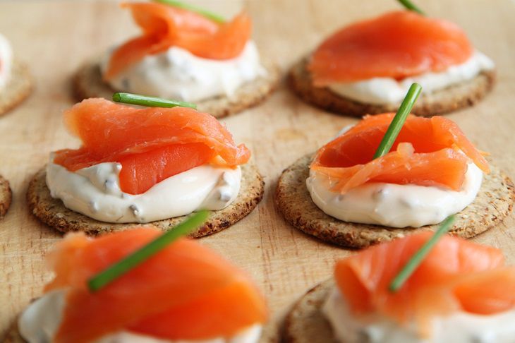 Ideen für Snacks für das neue Jahr: Drei Optionen für köstliche Canapés Couch