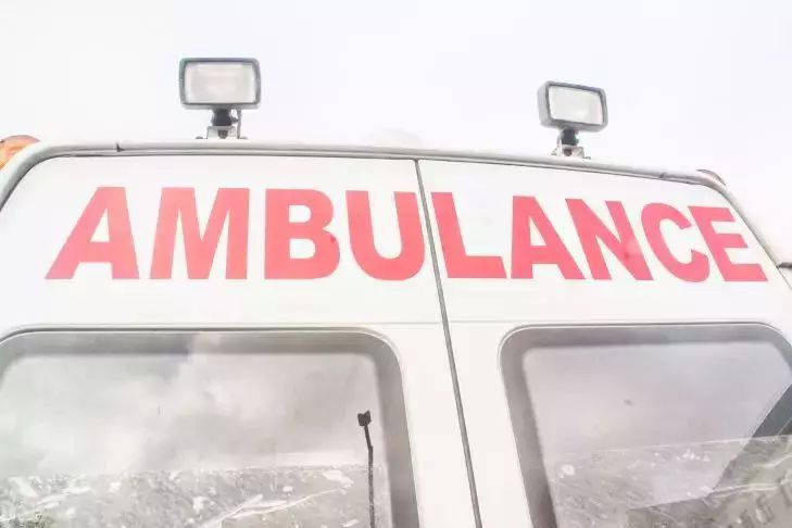 In Lipezk wurde eine Familie mit einem Baby ins Krankenhaus eingeliefert, nachdem sie Sushi und Pizza bestellt hatte Krankenwagen
