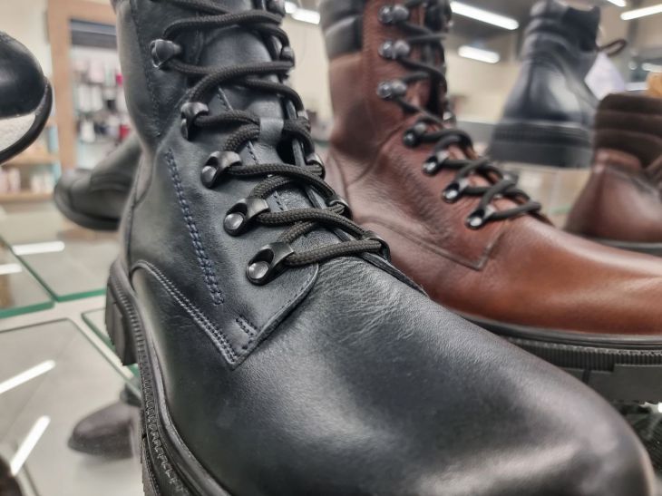 Keine Spuren von Salz und Reagenzien: Was man dem Wasser hinzufügen sollte, um die Schuhe im Winter zu reinigen Schuhe