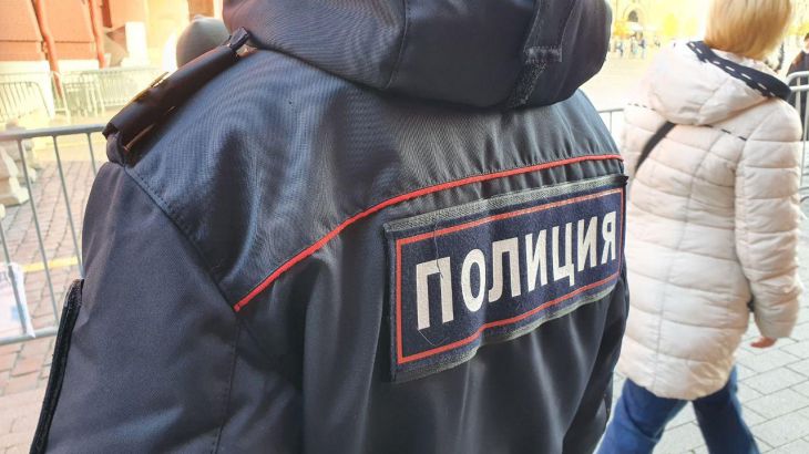 In Jekaterinburg schlug eine Lehrerin ihre Schülerin, die während des Unterrichts Musik spielte die Polizei