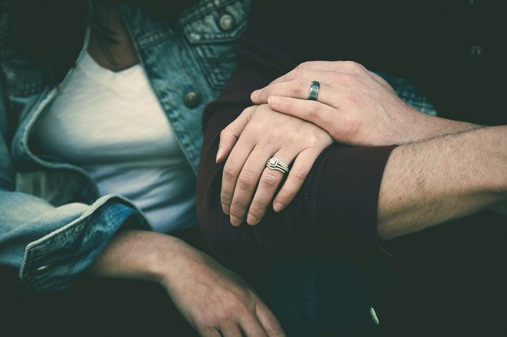 Psychologie des Einflusses: Wie Sie in drei Schritten eine Person dazu bringen, es zu bereuen, Sie verloren zu haben Hände