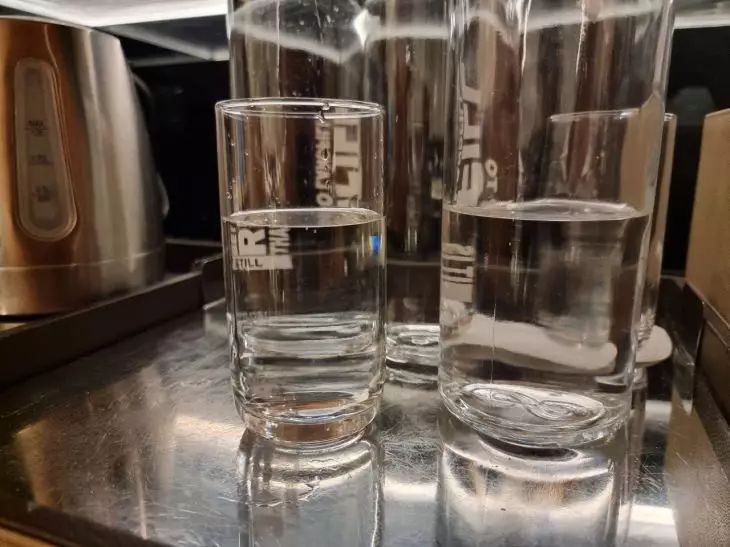 Kann das Trinken von Wasser beim Abnehmen oder Zunehmen helfen: Was passiert wirklich? Wasser