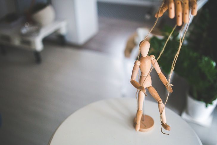 Die 5 häufigsten manipulativen Sätze: Darauf fallen Sie nicht noch einmal herein Marionette