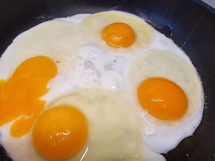 Warum alle Ärzte Omeletts empfehlen, aber über Spiegeleier schweigen: Die Wahrheit enthüllt Eier