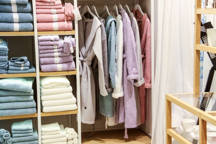 Auswahl und Platzierung: So gelingt das perfekte Licht im Ankleidezimmer Kleiderschrank