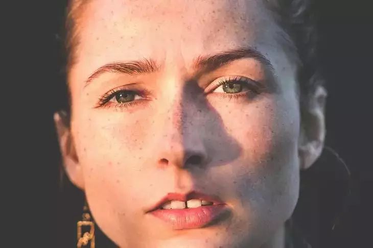 So lernen Sie, Vitamin D aufzunehmen und seinen Mangel zu erkennen Frau